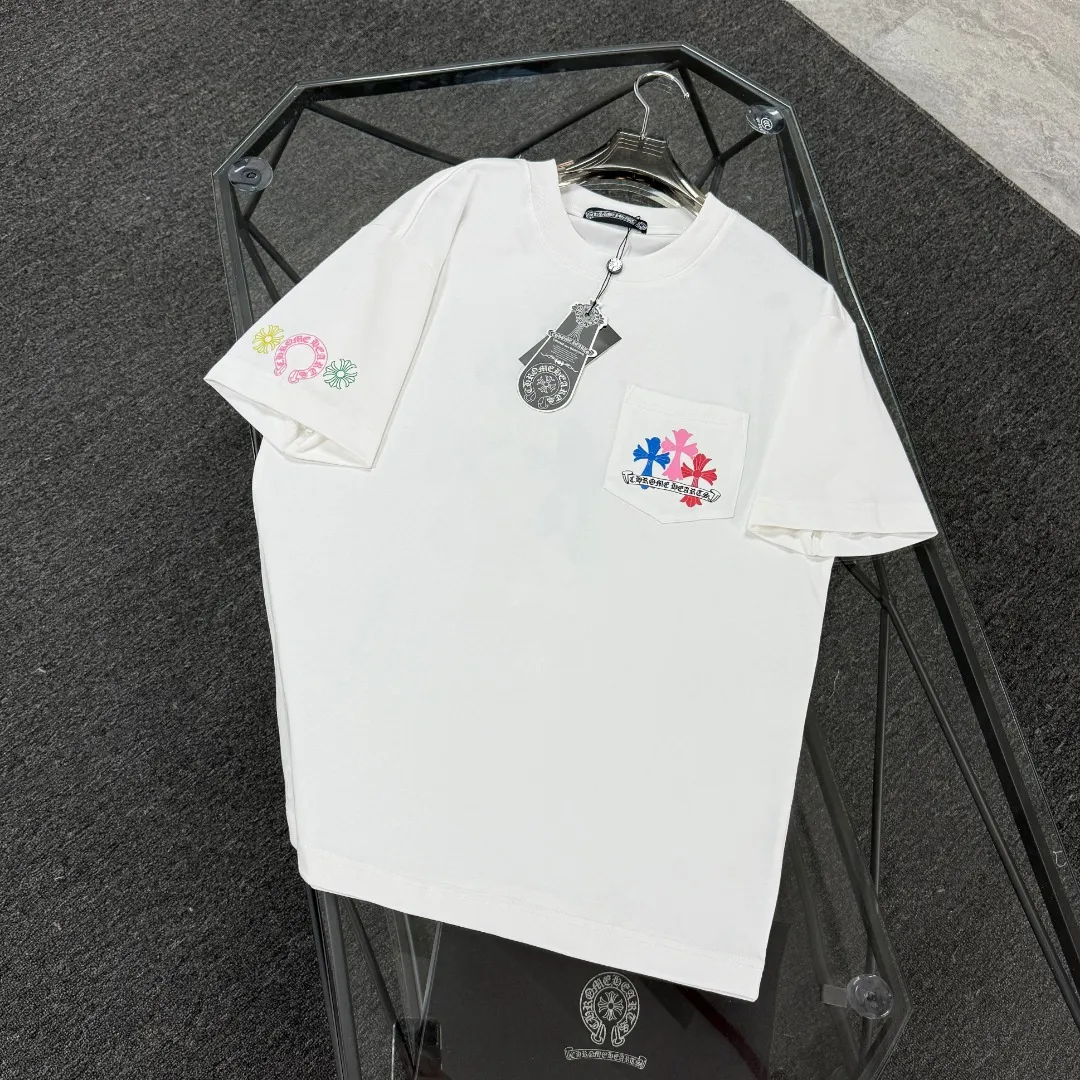 P180 Chrome Hearts Chrome Hearts 25 high version. The fabric is made of 300 grams of high-density pure cotton. It does not deform or shrink. It has three labels. It is the same style for men and women. Technology: suede foam printing. Color: white black. SIZE: S-XL.